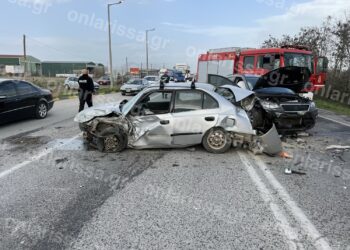 Φρικτό τροχαίο έξω από τη Λάρισα, έγιναν σμπαράλια τρία αυτοκίνητα (φωτό)