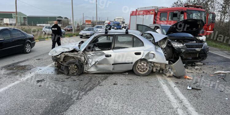 Φρικτό τροχαίο έξω από τη Λάρισα, έγιναν σμπαράλια τρία αυτοκίνητα (φωτό)