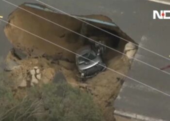 ΗΠΑ: Άνοιξε ο δρόμος και «κατάπιε» αυτοκίνητα (video)