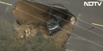 Alldaynews.gr ΗΠΑ: Άνοιξε ο δρόμος και «κατάπιε» αυτοκίνητα (video)