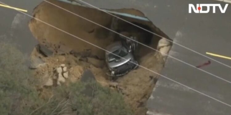 Alldaynews.gr ΗΠΑ: Άνοιξε ο δρόμος και «κατάπιε» αυτοκίνητα (video)