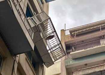 Τρόμαξε τους περαστικούς: Ξεκόλλησε μπαλκόνι στη Συγγρού και κρέμεται στο κενό (φωτο)