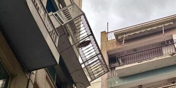 Alldaynews.gr Τρόμαξε τους περαστικούς: Ξεκόλλησε μπαλκόνι στη Συγγρού και κρέμεται στο κενό (φωτο)