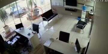 Σώθηκε από θαύμα 5χρονο κοριτσάκι – Σοκαριστικά πλάνα από το φρικτό τροχαίο (φωτο, video)