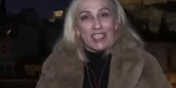 Δημοσιογράφος της ΕΡΤ εκνευρίστηκε στον αέρα επειδή της έκοψαν στη μέση το ρεπορτάζ (video)