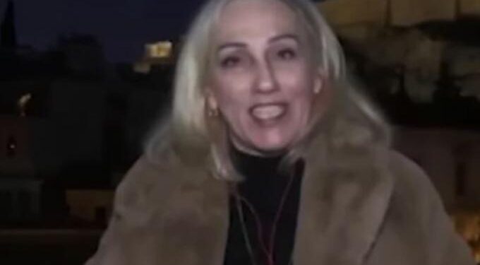 Δημοσιογράφος της ΕΡΤ εκνευρίστηκε στον αέρα επειδή της έκοψαν στη μέση το ρεπορτάζ (video)