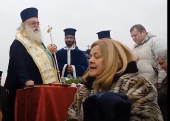 Άγριος καβγάς Μητροπολίτη με πιστή στα Θεοφάνια: «Εγώ λυπάμαι τον άνδρα σου στο σπίτι… (video)