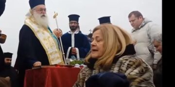 Alldaynews.gr Άγριος καβγάς Μητροπολίτη με πιστή στα Θεοφάνια: «Εγώ λυπάμαι τον άνδρα σου στο σπίτι… (video)