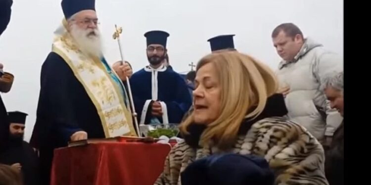 Alldaynews.gr Άγριος καβγάς Μητροπολίτη με πιστή στα Θεοφάνια: «Εγώ λυπάμαι τον άνδρα σου στο σπίτι… (video)