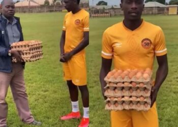 Βγήκε MVP και τον βράβευσαν με πέντε καρτέλες αυγά! (video)