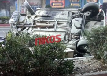 Σοβαρό τροχαίο στο κέντρο της Αθήνας: Αναποδογύρισε αυτοκίνητο στην Πανεπιστημίου