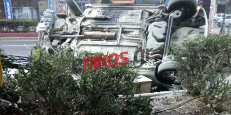 Alldaynews.gr Σοβαρό τροχαίο στο κέντρο της Αθήνας: Αναποδογύρισε αυτοκίνητο στην Πανεπιστημίου