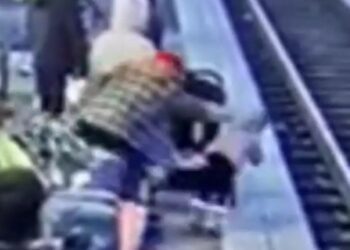 Σοκαριστικές Εικόνες: Γυναίκα σπρώχνει τρίχρονο κοριτσάκι στις γραμμές του τρένου