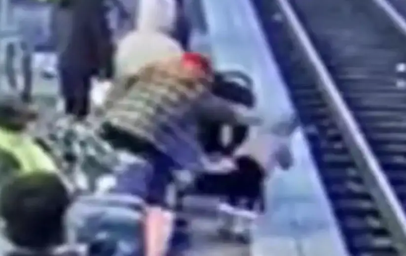 Σοκαριστικές Εικόνες: Γυναίκα σπρώχνει τρίχρονο κοριτσάκι στις γραμμές του τρένου