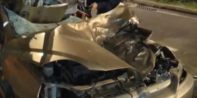 Τραγωδία με έναν νεκρό στο Πέραμα– Αυτοκίνητο «απογειώθηκε» στο αντίθετο ρεύμα και «καρφώθηκε» σε άλλο ΙX[video]