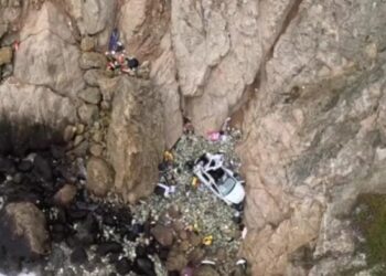 Φρίκη: 41χρονος έριξε το αμάξι με την γυναίκα και τα δύο του παιδιά σε γκρεμό