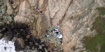 Alldaynews.gr Φρίκη: 41χρονος έριξε το αμάξι με την γυναίκα και τα δύο του παιδιά σε γκρεμό