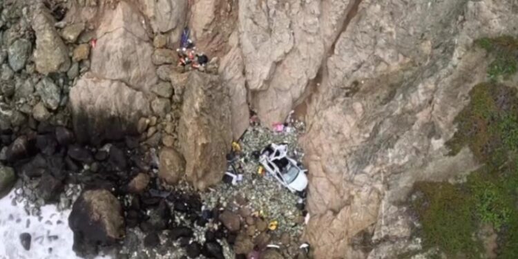 Alldaynews.gr Φρίκη: 41χρονος έριξε το αμάξι με την γυναίκα και τα δύο του παιδιά σε γκρεμό