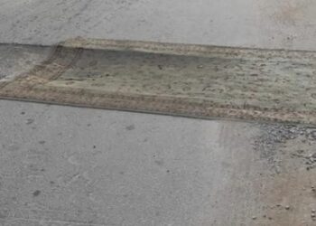 Απίστευτο αλλά… Ελληνικό! Σκέπασαν λακούβα με Χαλί!