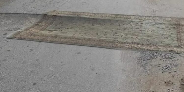 Απίστευτο αλλά… Ελληνικό! Σκέπασαν λακούβα με Χαλί!