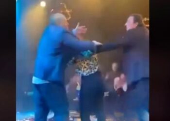 Σοκ για τον Αντύπα: Άντρας ανέβηκε στην πίστα και τον χτυπούσε την ώρα που τραγουδούσε![video]