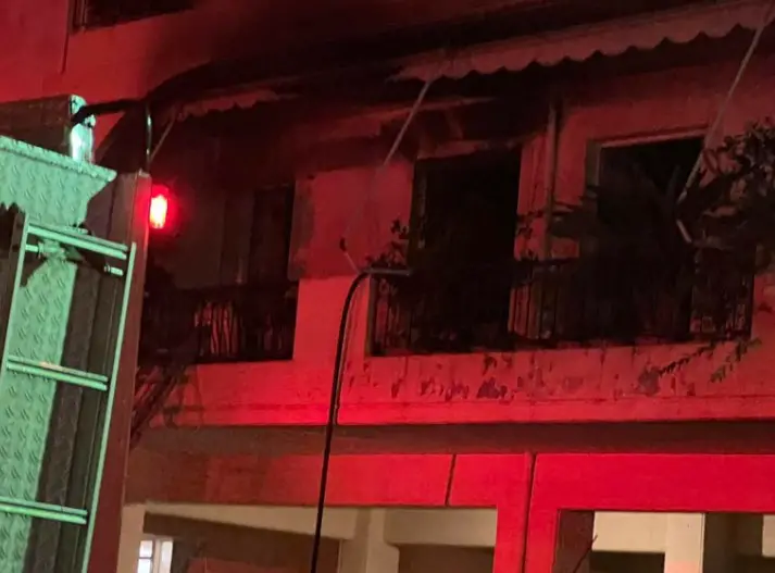 Τραγωδία μπροστά στα μάτια περαστικών: 35χρονος άνδρας έβαλε φωτιά στο σπίτι του και έκανε βουτιά θανάτου από ταράτσα[Φωτογραφίες]