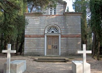 Τέως Βασιλιάς Κωνσταντίνος: Δίπλα στη μητέρα του Φρειδερίκη η τελευταία του κατοικία