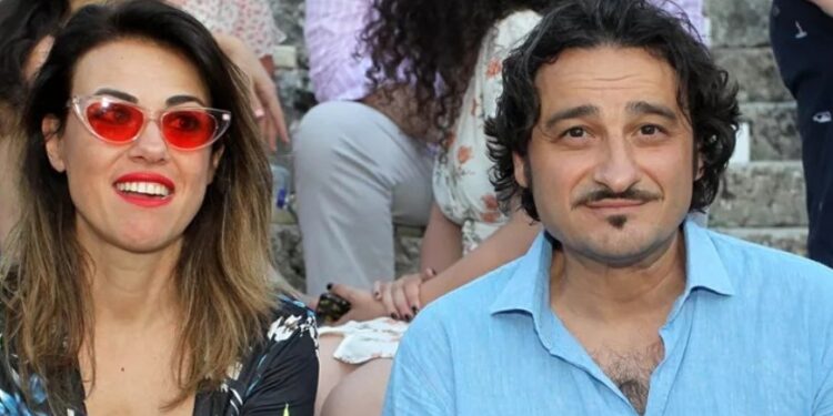 Alldaynews.gr Βούτηξε για τον σταυρό σε παραλία του Πηλίου η γυναίκα του Β. Χαραλαμπόπουλου