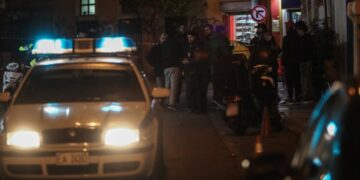 Συμβαίνει Τώρα: Άγρια συμπλοκή στην Ομόνοια-Ενας Νεκρός και δύο τραυματίες[Σοκαριστικές Φωτογραφίες]