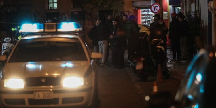 Συμβαίνει Τώρα: Άγρια συμπλοκή στην Ομόνοια-Ενας Νεκρός και δύο τραυματίες[Σοκαριστικές Φωτογραφίες]