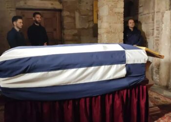 Τέως Βασιλιάς Κωνσταντίνος: Κοσμοσυρροή για το λαϊκό προσκύνημα-Ήρθαν με πούλμαν απο όλη την Ελλάδα[Φωτογραφίες]