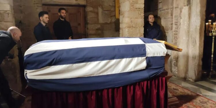 Τέως Βασιλιάς Κωνσταντίνος: Κοσμοσυρροή για το λαϊκό προσκύνημα-Ήρθαν με πούλμαν απο όλη την Ελλάδα[Φωτογραφίες]