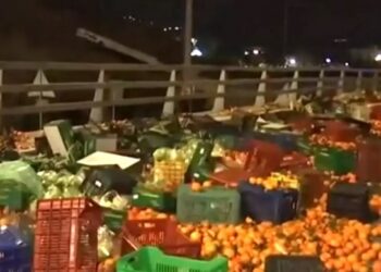 Τροχαίο με φορτηγό στον Κηφισό-Γέμισε πορτοκάλια ο δρόμος