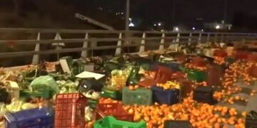Alldaynews.gr Τροχαίο με φορτηγό στον Κηφισό-Γέμισε πορτοκάλια ο δρόμος