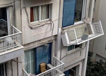 Μπαλκόνι ξενοδοχείου στη Συγγρού «κρέμεται» πάνω από τα κεφάλια ανθρώπων – Δείτε φωτογραφίες