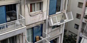 Alldaynews.gr Μπαλκόνι ξενοδοχείου στη Συγγρού «κρέμεται» πάνω από τα κεφάλια ανθρώπων – Δείτε φωτογραφίες