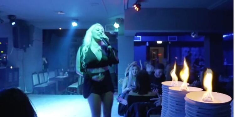 «Σ’ αγαπάω, χαϊδέψτε μου το αιδ…»-Χαμός με την Λαρισαία τραγουδίστρια που το τραγούδησε μπροστά στο κοινό[video]