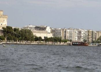 Τραγωδία στη Θεσσαλονίκη: Νεκρός ο ένας από τους δύο άνδρες που βούτηξαν στο Θερμαϊκό