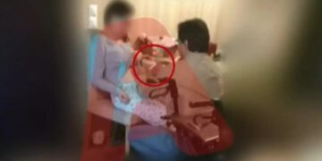 Alldaynews.gr Ψευτογιατρός: Φωτογραφία ντοκουμέντο που κάνει ένεση σε ασθενή με σκλήρυνση κατά πλάκας