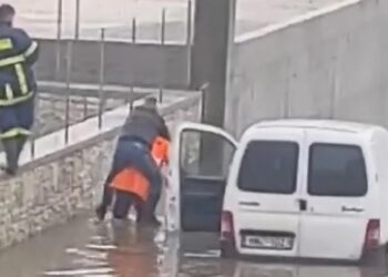 Ηγουμενίτσα: Πυροσβέστης πήρε στην πλάτη του οδηγό για να τον απεγκλωβίσει από πλημμυρισμένο δρόμο[video]