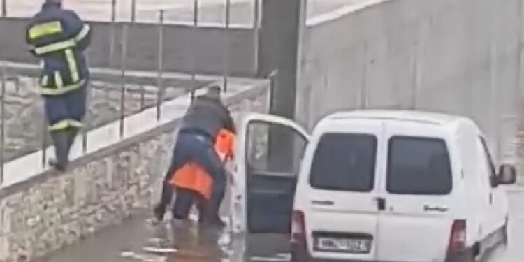 Ηγουμενίτσα: Πυροσβέστης πήρε στην πλάτη του οδηγό για να τον απεγκλωβίσει από πλημμυρισμένο δρόμο[video]