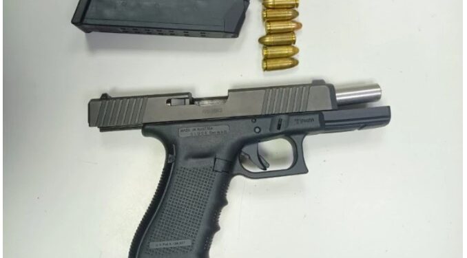 Συνελήφθη γνωστός τράπερ: Βρήκαν στην κατοχή του πιστόλι και γεμιστήρα