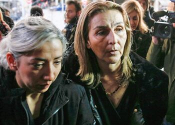 Δίκη Αλκη Καμπανού: «Μισή σπιθαμή είσαι και χτυπούσες το παιδί μου;» – Ξέσπασε στο δικαστήριο η μητέρα του