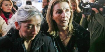Alldaynews.gr Δίκη Αλκη Καμπανού: «Μισή σπιθαμή είσαι και χτυπούσες το παιδί μου;» – Ξέσπασε στο δικαστήριο η μητέρα του