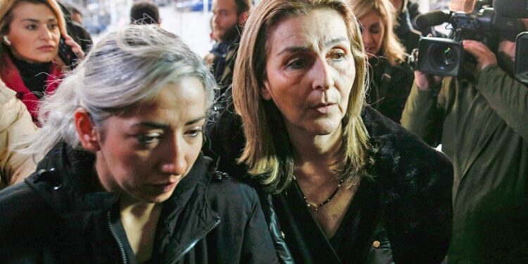 Alldaynews.gr Δίκη Αλκη Καμπανού: «Μισή σπιθαμή είσαι και χτυπούσες το παιδί μου;» – Ξέσπασε στο δικαστήριο η μητέρα του