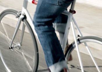 Θεσσαλονίκη: Έκανε 90 χλμ. με το ποδήλατο για να επιτεθεί στην αδελφή του χτυπώντας την με το κράνος στο κεφάλι