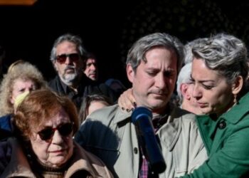 Alldaynews.gr Κηδεία Νότη Μαυρουδή: Η συγκινητική στιγμή που τραγουδούν το «Πρωινό Τσιγάρο» – Ο επικήδειος του γιου του (φωτο, video)