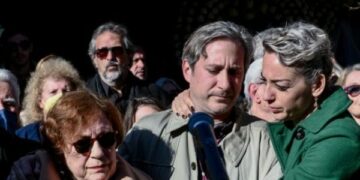 Alldaynews.gr Κηδεία Νότη Μαυρουδή: Η συγκινητική στιγμή που τραγουδούν το «Πρωινό Τσιγάρο» – Ο επικήδειος του γιου του (φωτο, video)