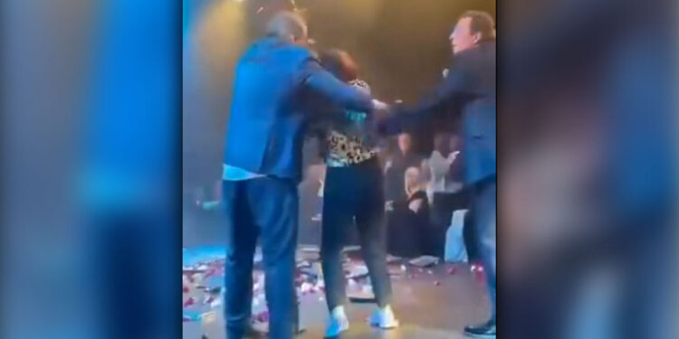 Alldaynews.gr Στενή συνεργάτης του Αντύπα μιλά για την επίθεση στον τραγουδιστή – “Ήθελε να φωνάξει έναν γιατρό”