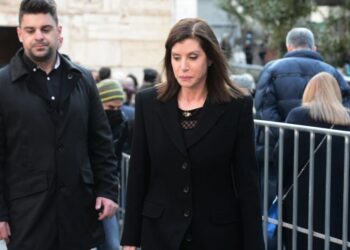 Alldaynews.gr Κηδεία Κωνσταντίνου: Στο παρεκκλήσι της Μητρόπολης η Άννα Μισέλ Ασημακοπούλου με δάκρυα στα μάτια